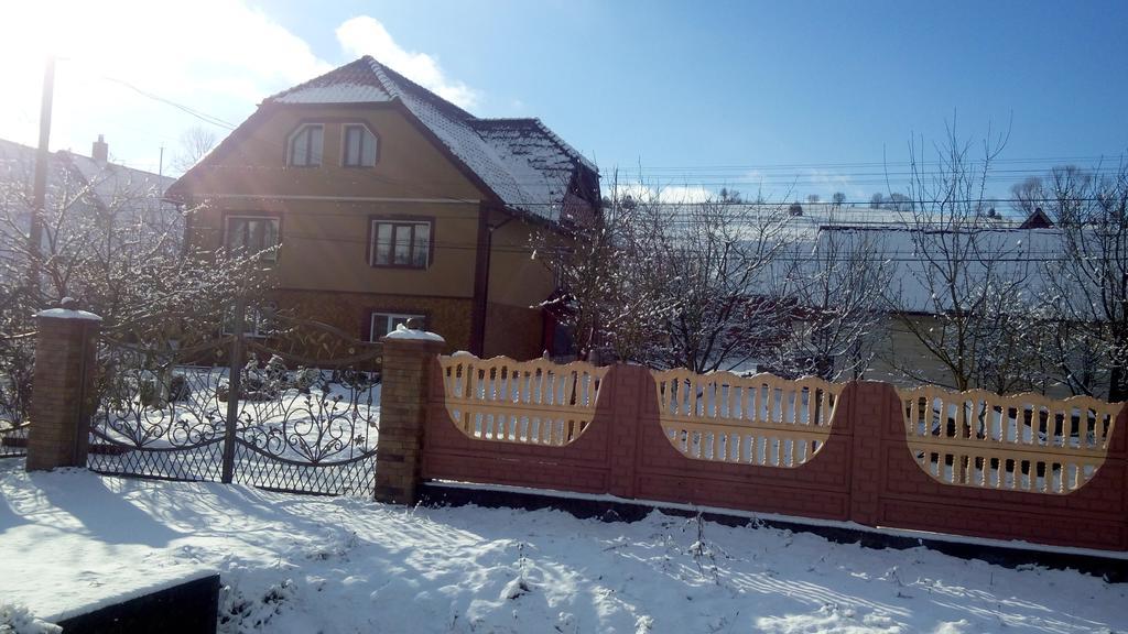 Sadyba Gostynniy Dvir Izki Zewnętrze zdjęcie